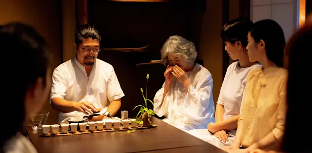 年間通して学ぶコースでは最終月を迎える生徒が亭主となり、自分で選んだ茶葉や茶道具を使ってお茶のひと通りをおさらいする