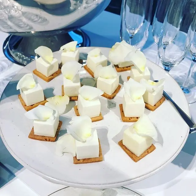 純白のバラの花びらで透明感ある肌づくりの画像_3