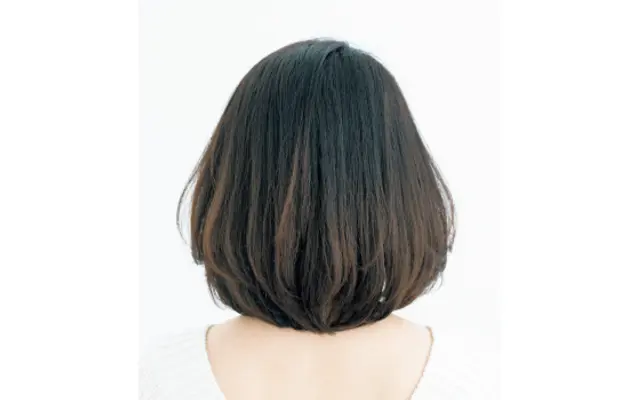 華やかさも豊かさも品よくアップする低めのひし形ボブのバック
