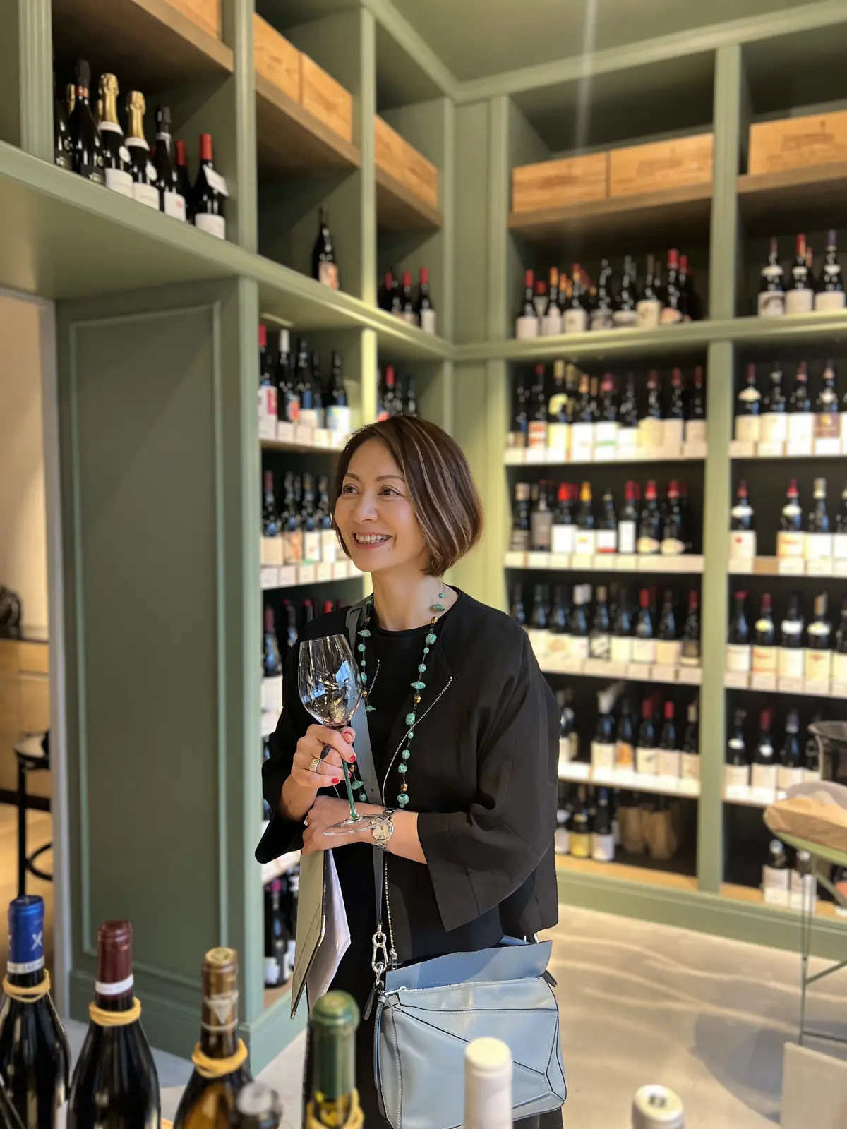 黒のベーシックなワンピはターコイズのネッの画像_6