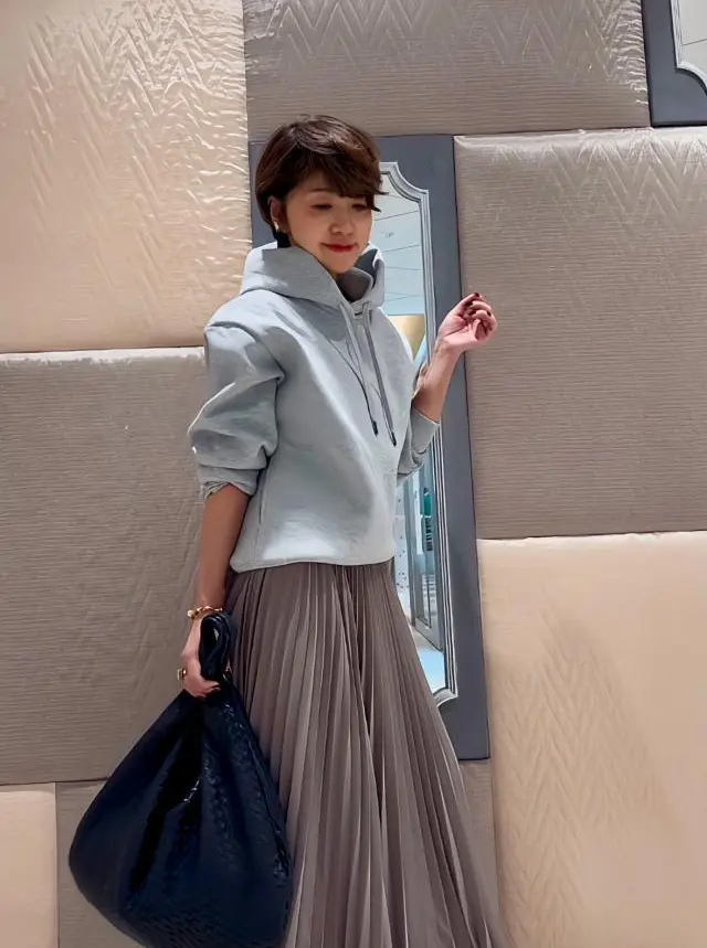 GUのライトグレーのパーカー&ベージュのプリーツスカートコーデ