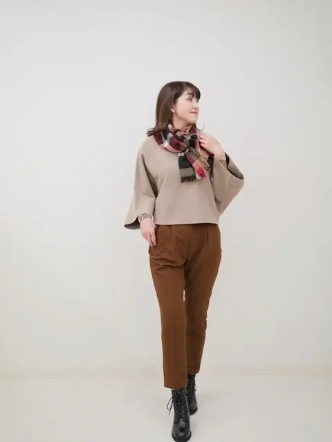 濃ベージュ＆ストールコーデ