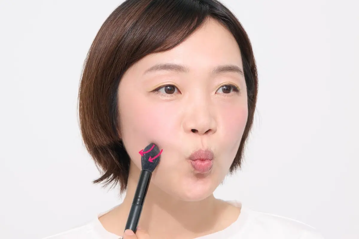 OurAge×Webエクラ　チーク　入れ方　口をすぼめ、へこんだところに影色を入れる