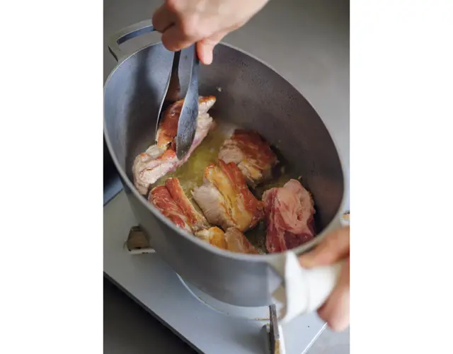 スペアリブは煮込む前に、 しっかり焼きつけるのが コツ。くさみが消えて煮 くずれを防いでくれる