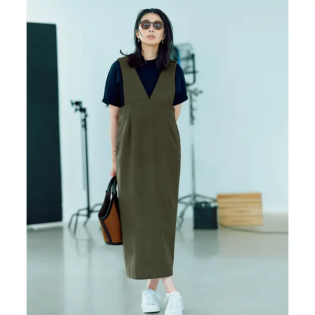 蒸し暑い日は Tシャツ＆スニーカーでカジュアルに