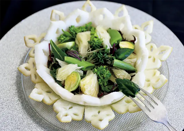 晩白柚の器の春野菜のさっぱりサラダ