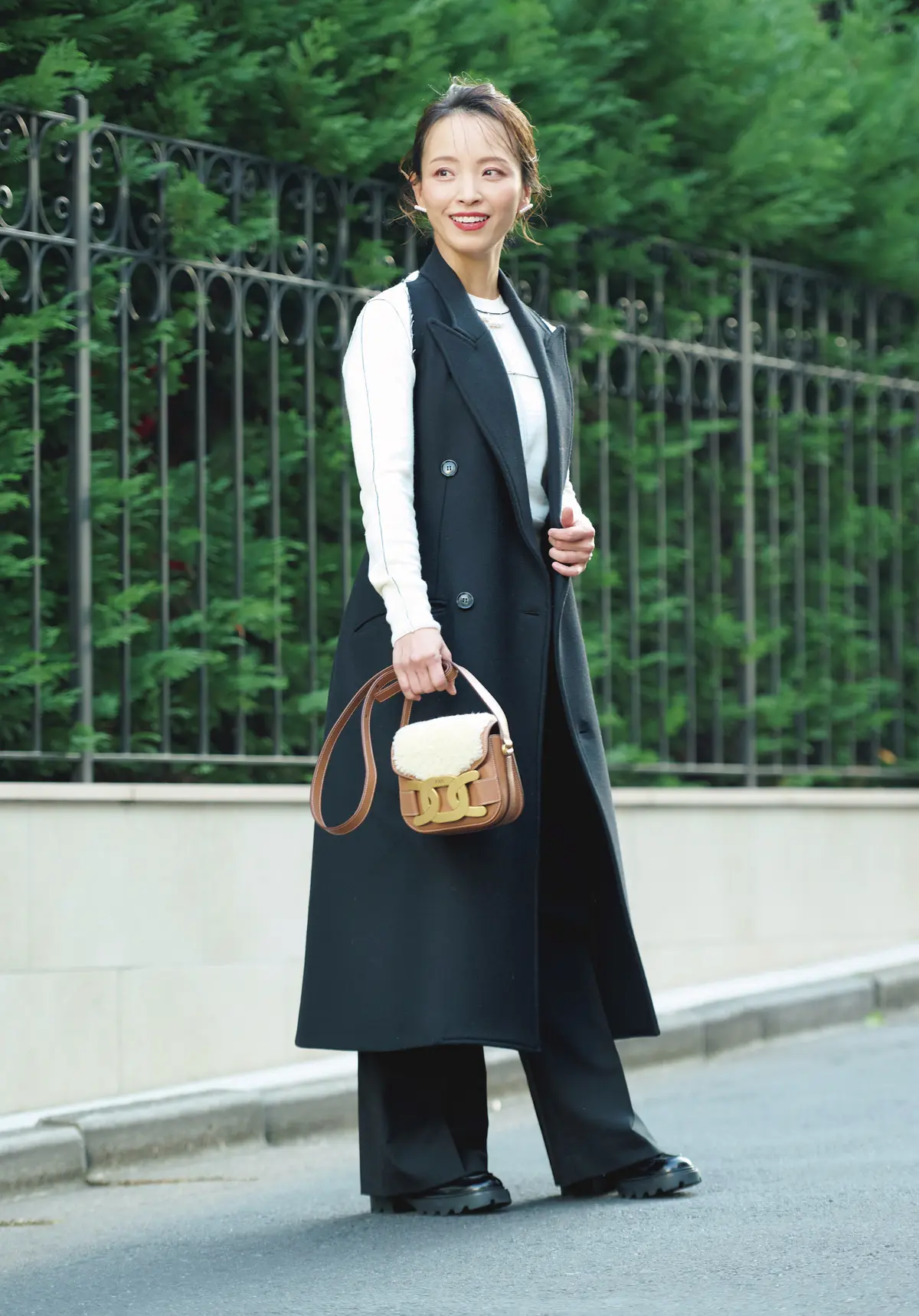 ファッションスナップ　大岩三智子さん （エクラ 華組・医師）