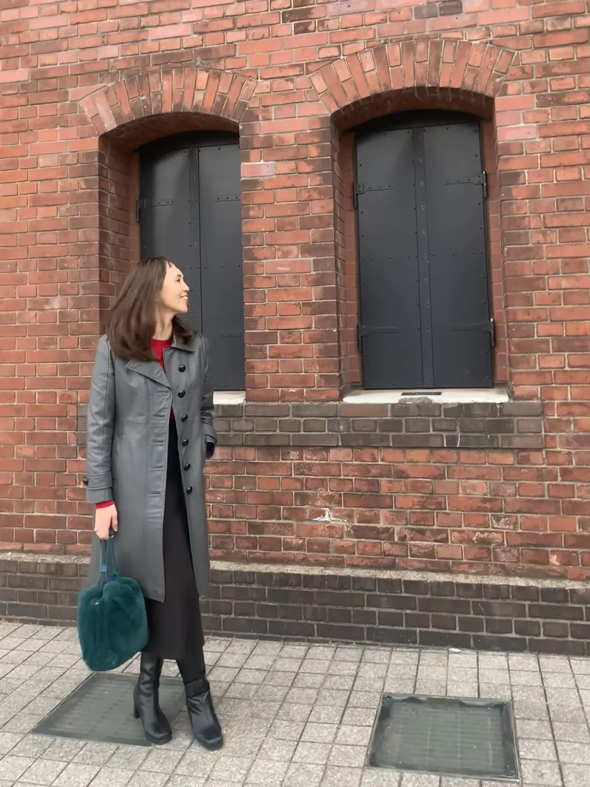 赤レンガ倉庫をバックにクリスマスコーデ