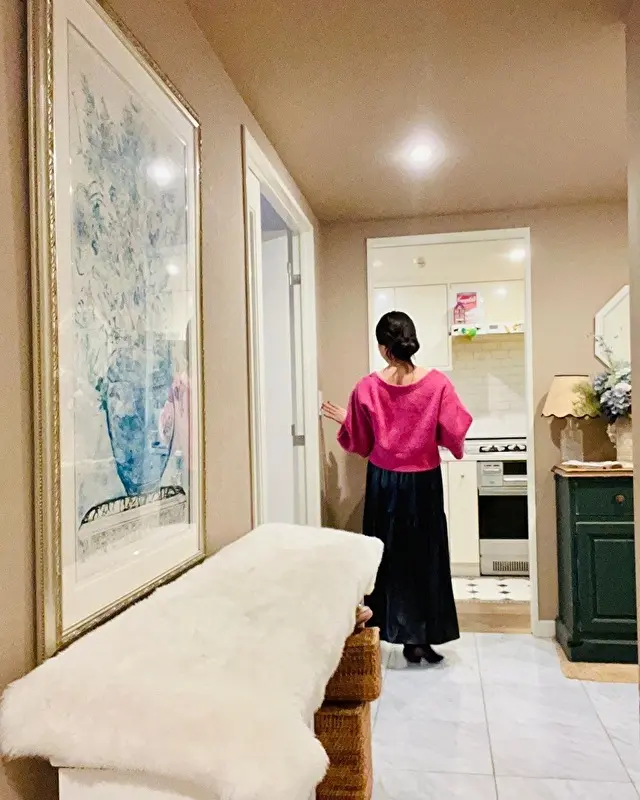 置き場のなくなった電子ピアノが後から版画の下に置かれたので、ちょっとアンバランスです?