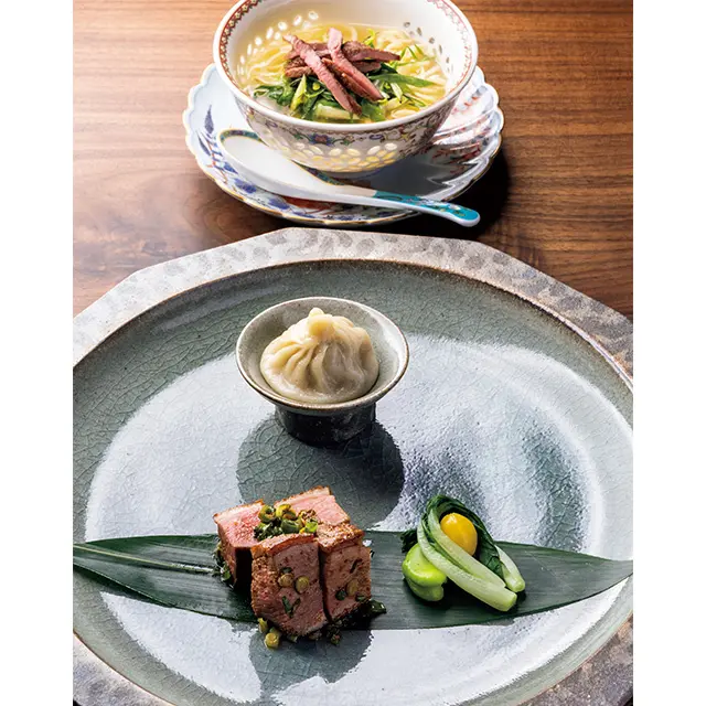 八 角や桂皮などを加えたタレで下味をつけ、オーブン焼きにした 河内鴨のむね肉のローストと、もも肉の小籠包。