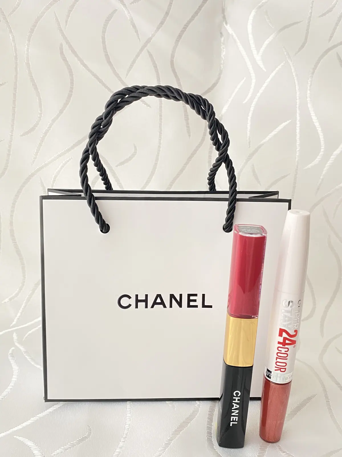 CHANELとMAYBELLINEの2本のリキッドリップを並べた比較写真