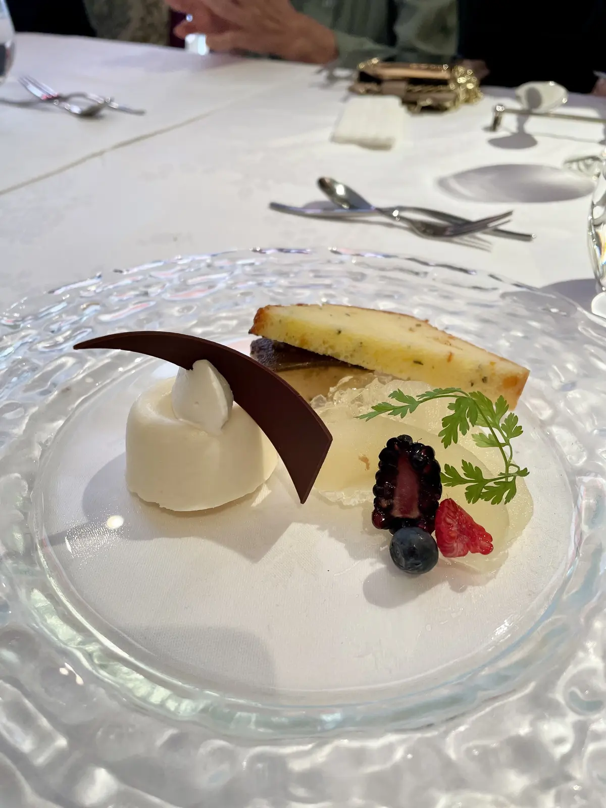 イタリアン、ガラスのお皿、ガラスのプレート、Angepatio、Restaurant、アンジェ パテオ、デザート、デザートプレート、スイーツ、ケーキ、ババロア、牛乳プリン、木苺、ベリー、ブルーベリー、ゼリー、チョコ、チョコレート