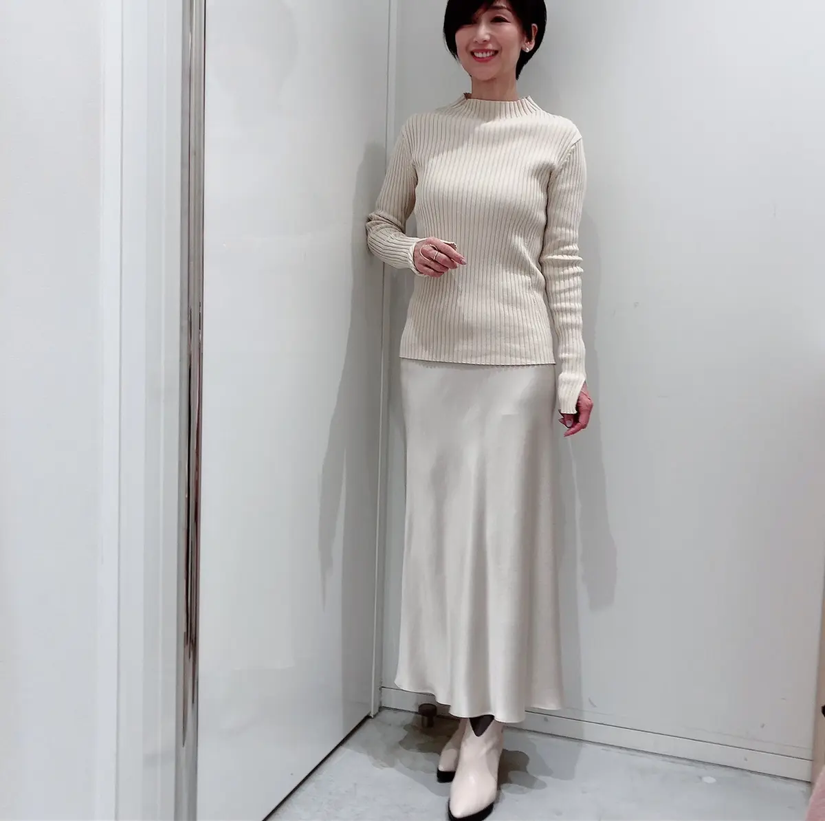 ワンピースとロングブーツで「ショッピングの画像_3