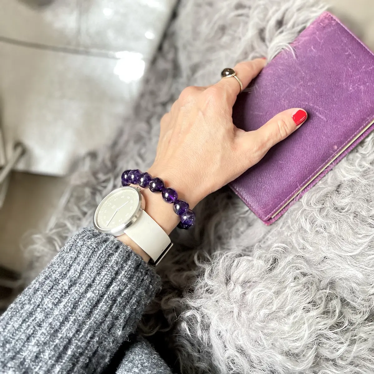 ブレスレットが主役のコーデ (アメジストの画像_6