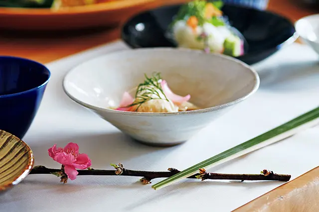 水仙、椿、桃といった、季節の花の枝を使う「箸まくら」。小鹿田焼や有田焼など、陶磁器 王国・九州が誇る器とともに御膳を彩る