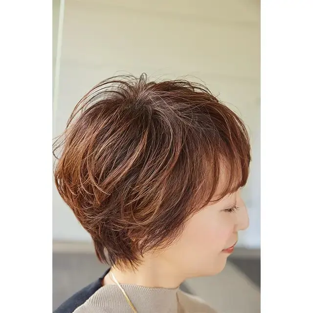 トップのつむじから放射状に広がるようにふんわりと立ち上がるパーマを。