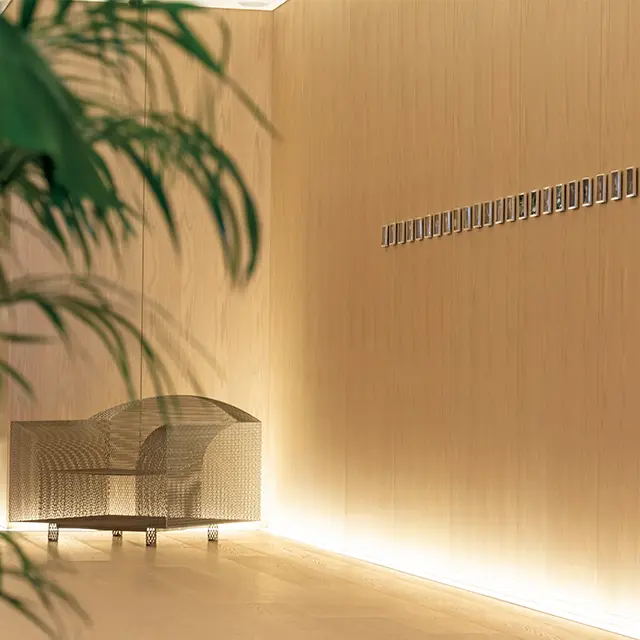 31階エレベーターホールでは、デザイナー・倉俣史朗作の名作チェアと写真家・渡辺克巳作の昔の新宿の写真