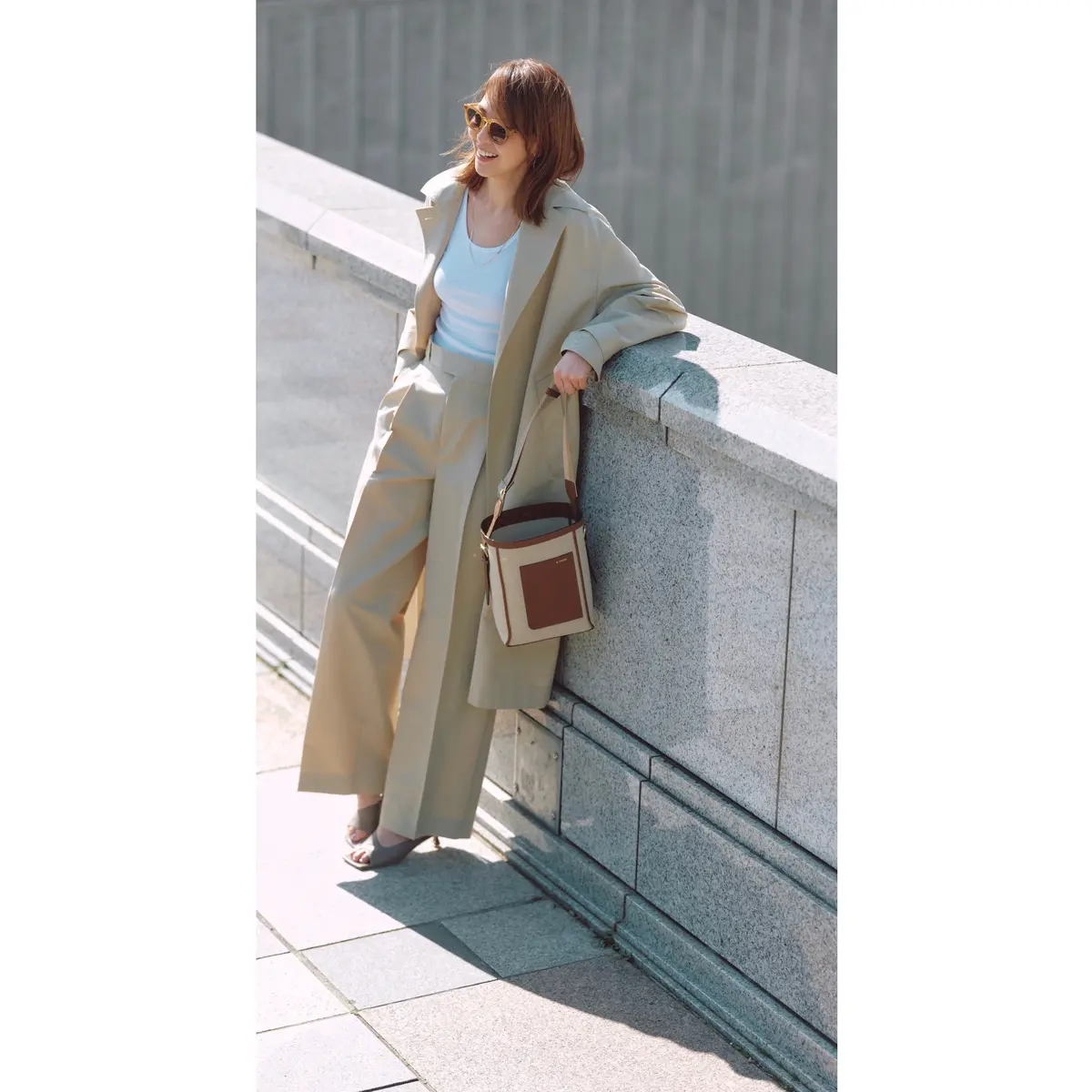 ベージュロングジャケットとパンツのセットアップに白トップスを合わせたコーデ　モデル・SHIHO