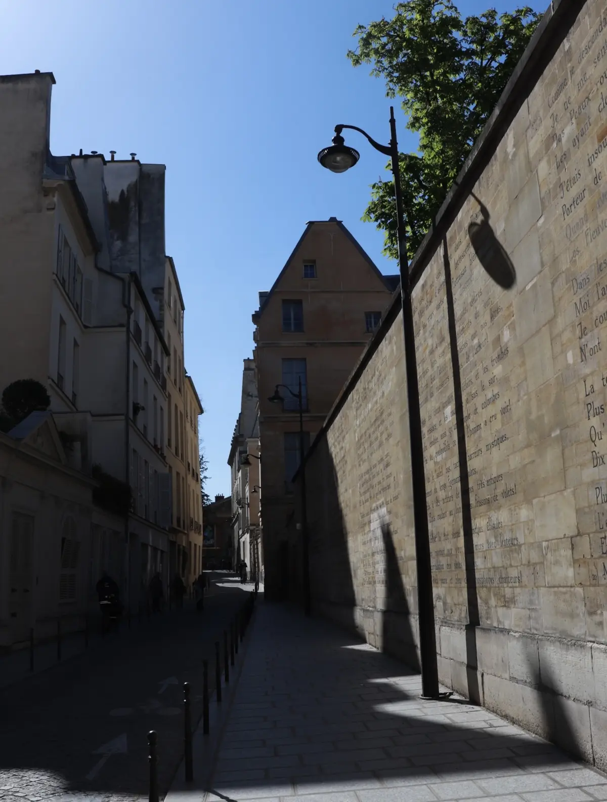 パリ　paris アルチュール・ランボー（Arthur Rimbaud）『酔いどれ船』（"Le Bateauivre"）壁詩