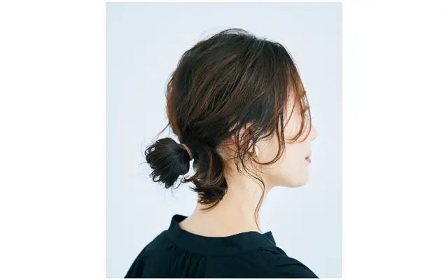 無造作ヘアを帽子×シニヨンでまとめて、ニュアンスを楽しんで