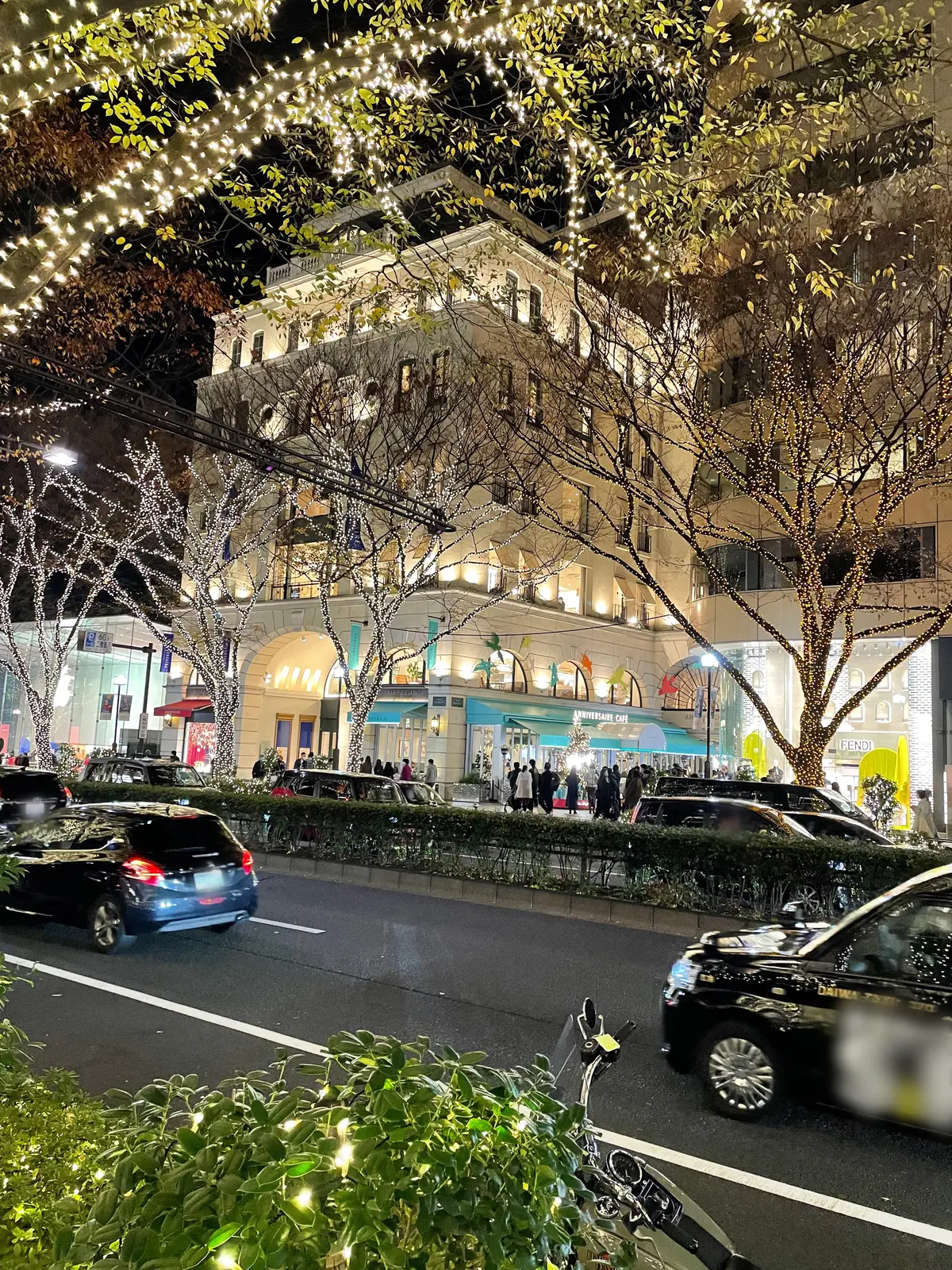 Tiffany Café & Pop-up Store @ ANNIVERSAIRE 表参道。ティファニーカフェ。アニヴェルセルカフェ 表参道。表参道。イルミネーション。並木道。ティファニーツリー。ティファニーブルー。