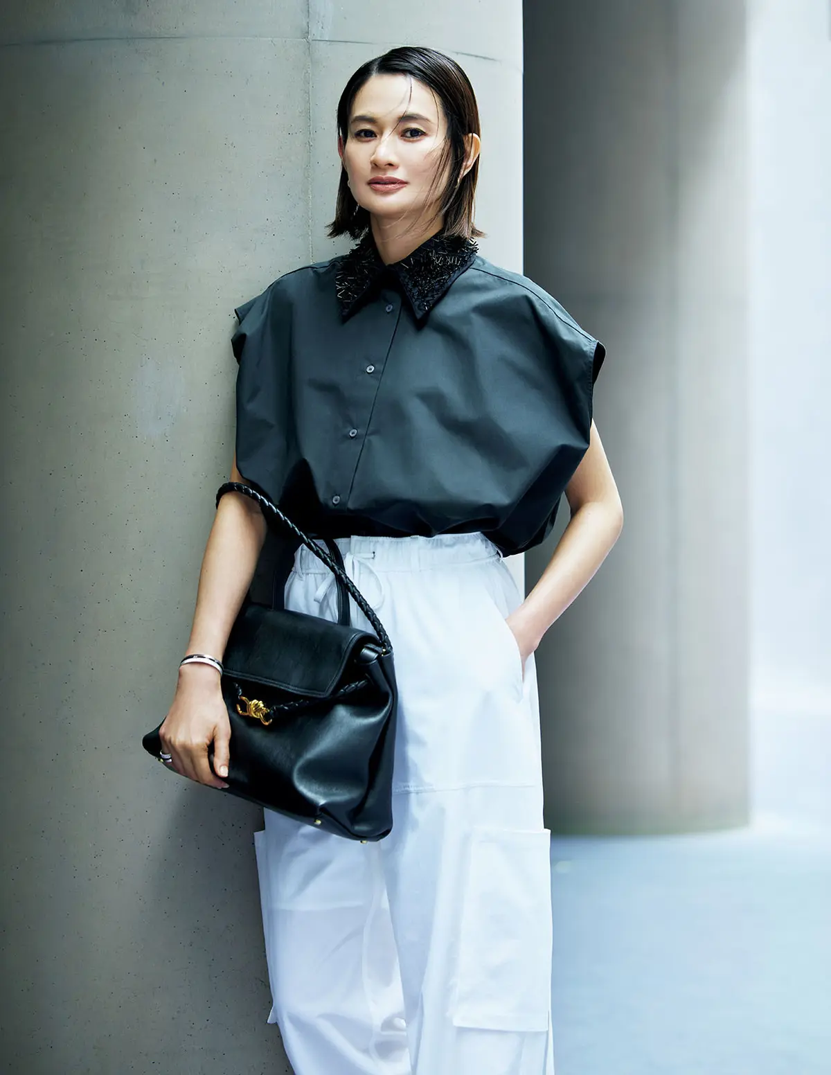 襟もとで特別感を伝える黒シャツは、 アクティブな白のカーゴで さっぱりと力を抜いて