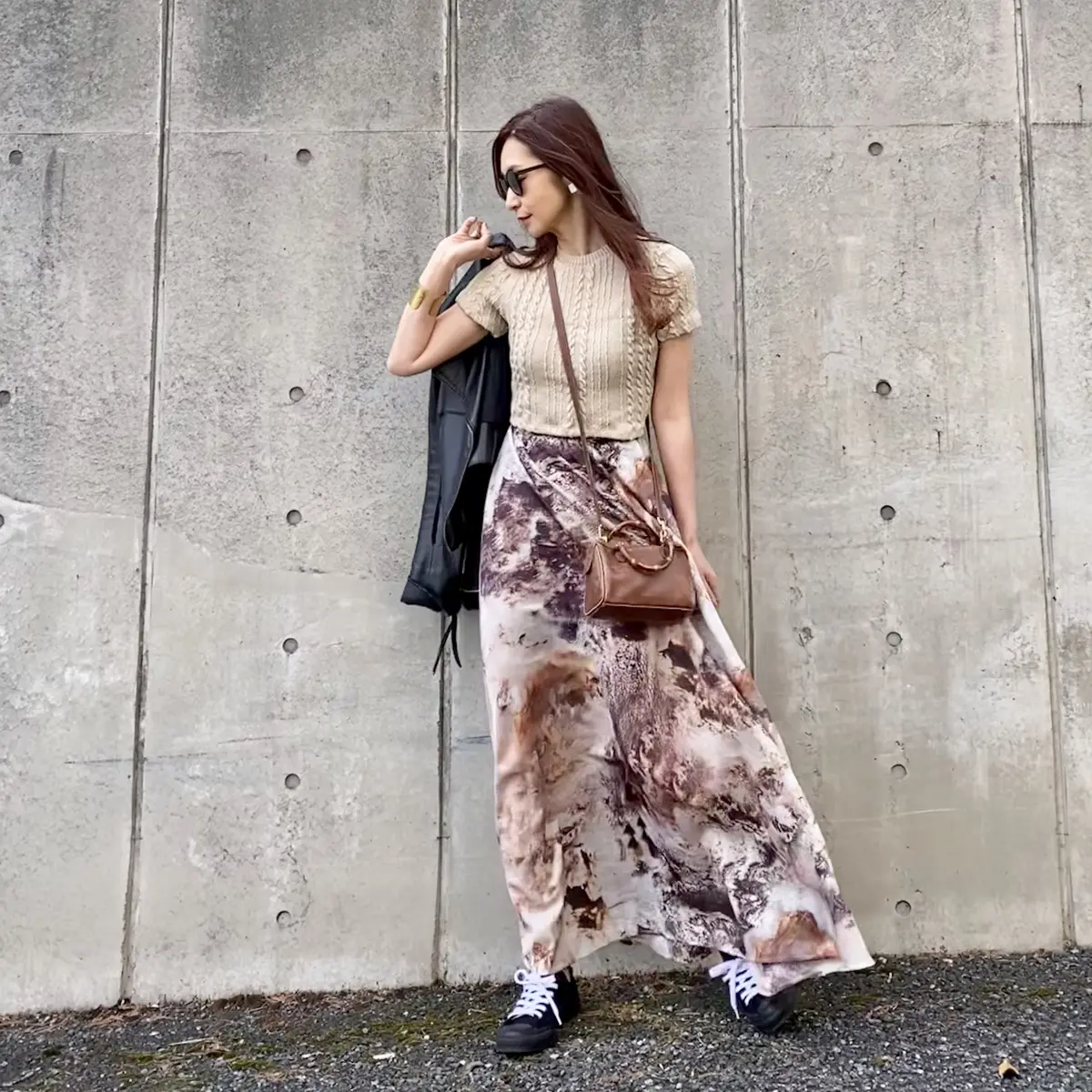 ライダースジャケットを脱いでるところ