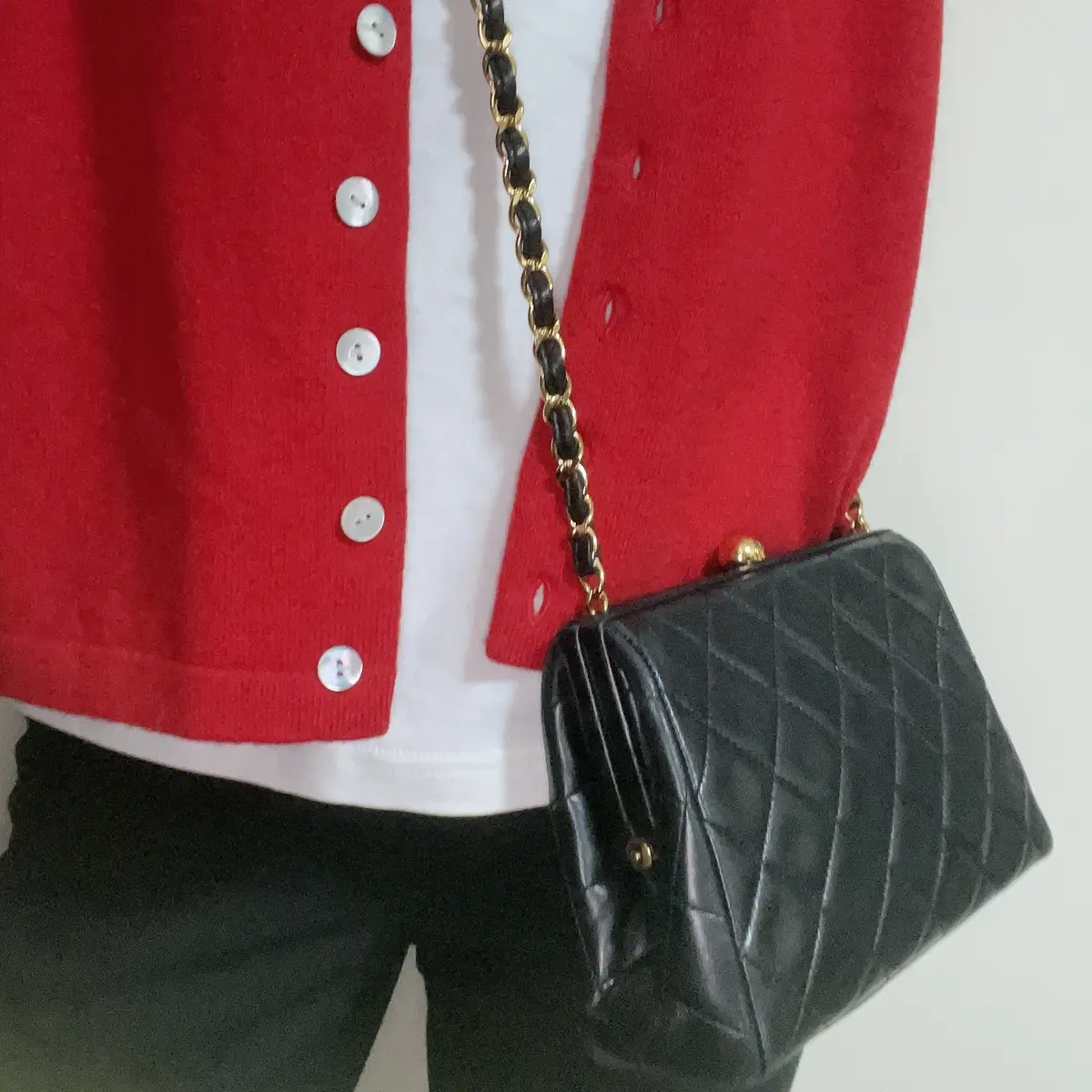 赤のカーディガンとバック