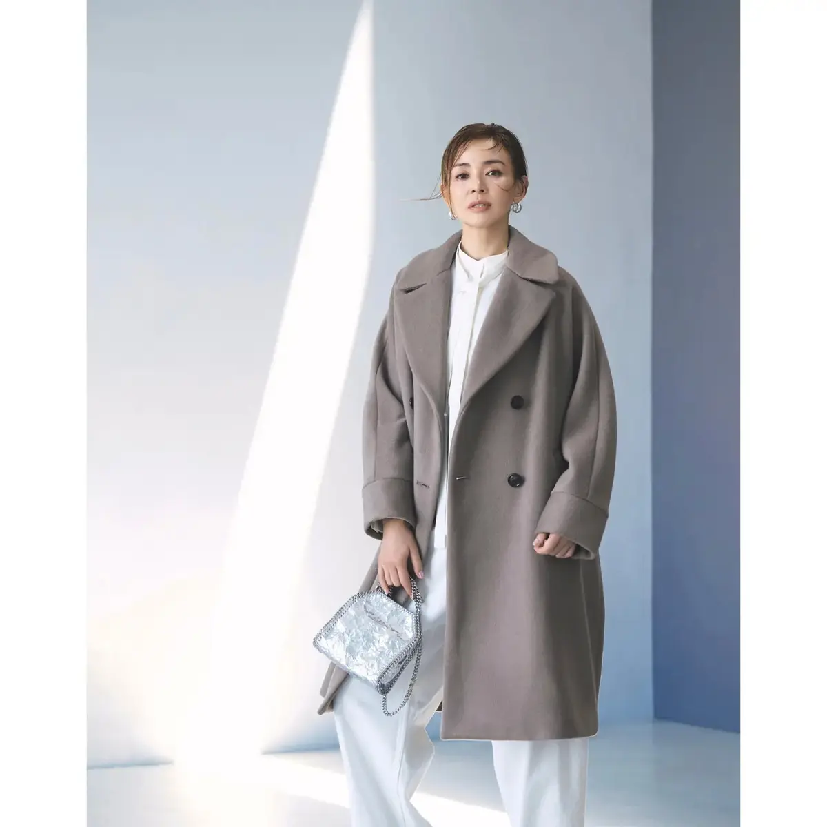 白やシルバーで透明感を盛って、ボリュームのあるグレージュコートをスタイリッシュに着こなす。