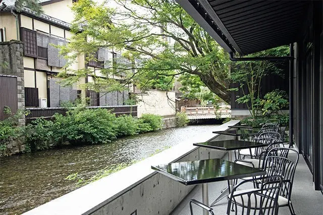 リバーサイドテラスからは、白川沿いの巽橋付近がすぐそこに