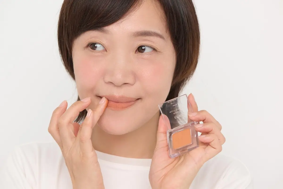 OurAge×Webエクラ くすみオレンジのパウダーを指に取り、下地が動かないように置く