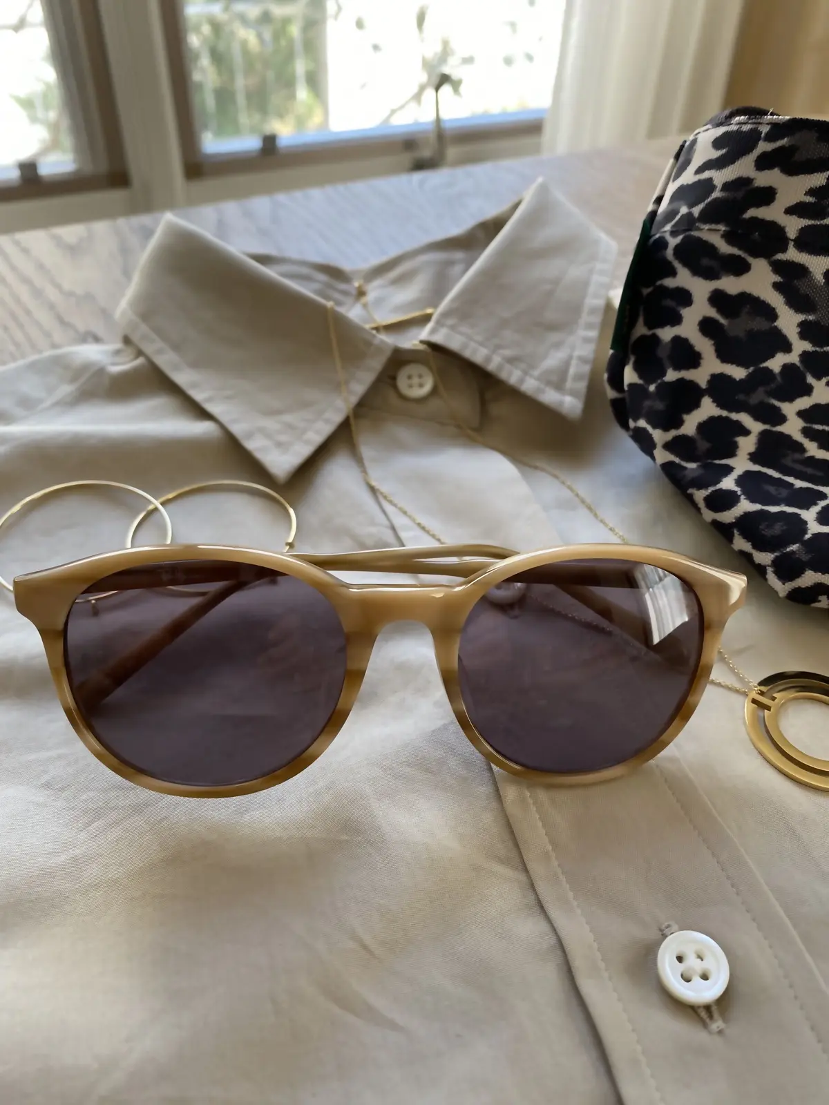 初夏の日差しにサングラスと帽子の画像_1