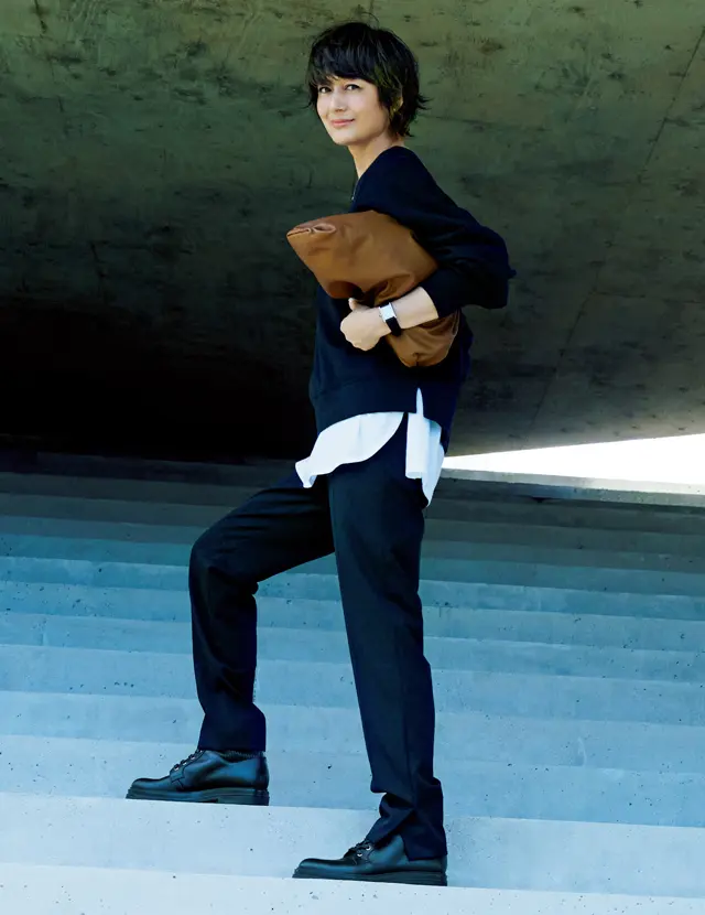 「クルーネックトップスにきれいめパンツの組み合わせは私の定番」と語る富岡さん