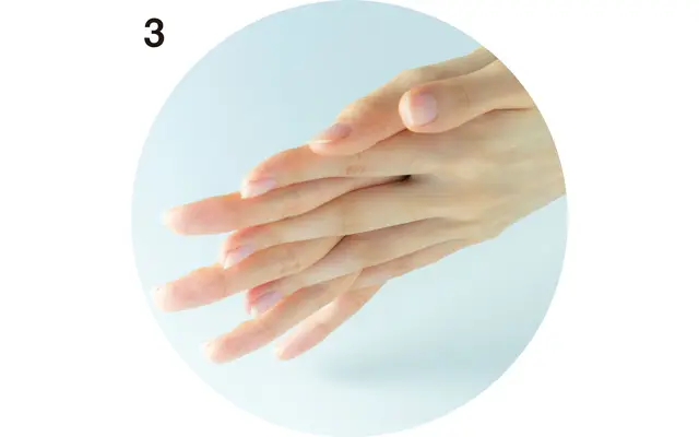 手を合わせて、手のひらにクリームをなじませる