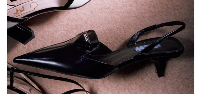 甲のデザインがスタイリッシュ。 （5.5）￥159,500／プラダ クライアントサービス（プラダ）