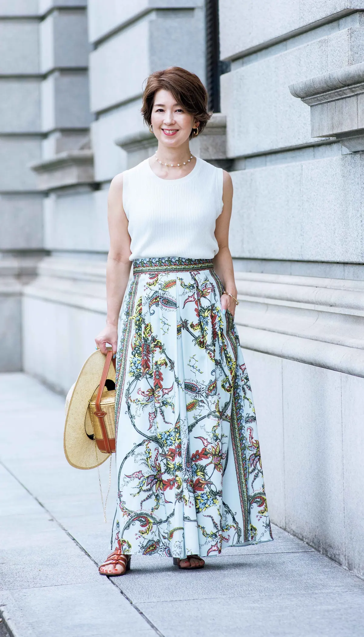 スカートとリンクさせたジュエリーと ネイルで品よく涼やかに