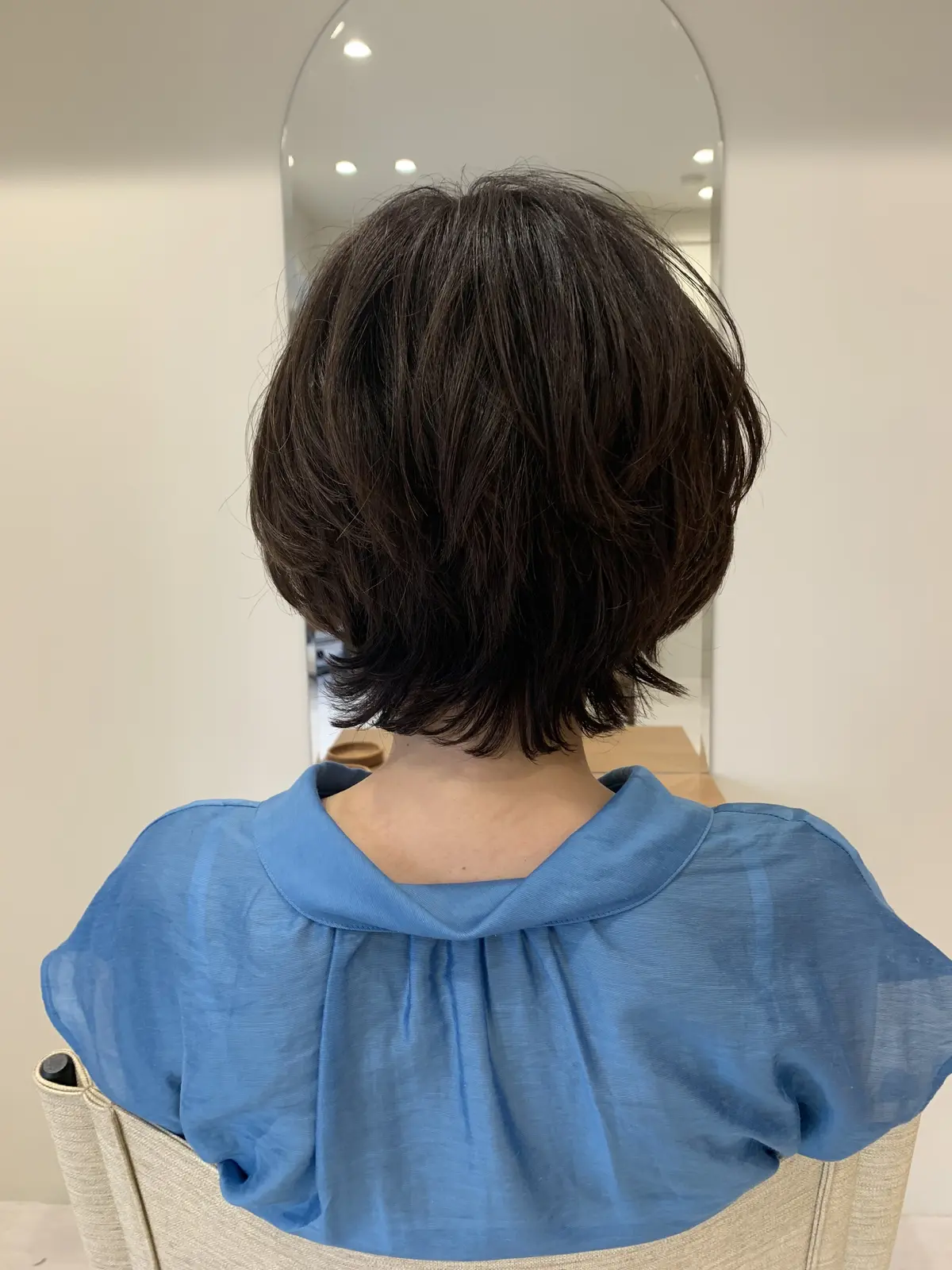 ショートカットの女性　後ろ姿