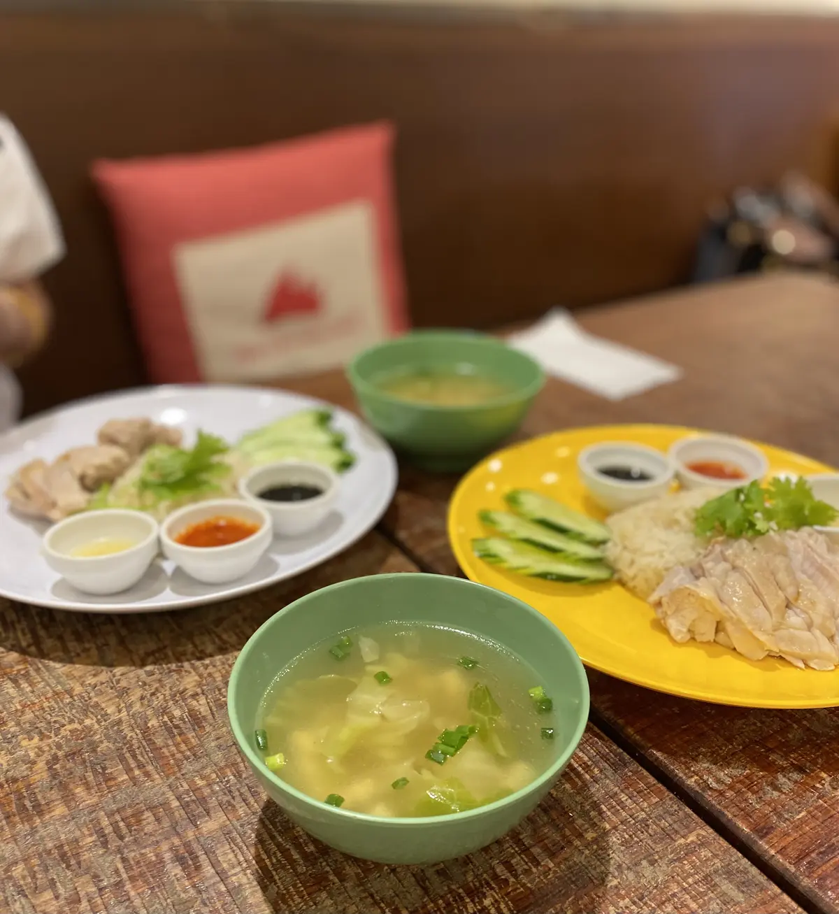 夢飯の海南チキンライス。やわらかく蒸された鶏肉と3種のソース