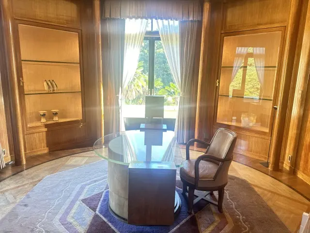 紺ジャケットで東京都庭園美術館への画像_6