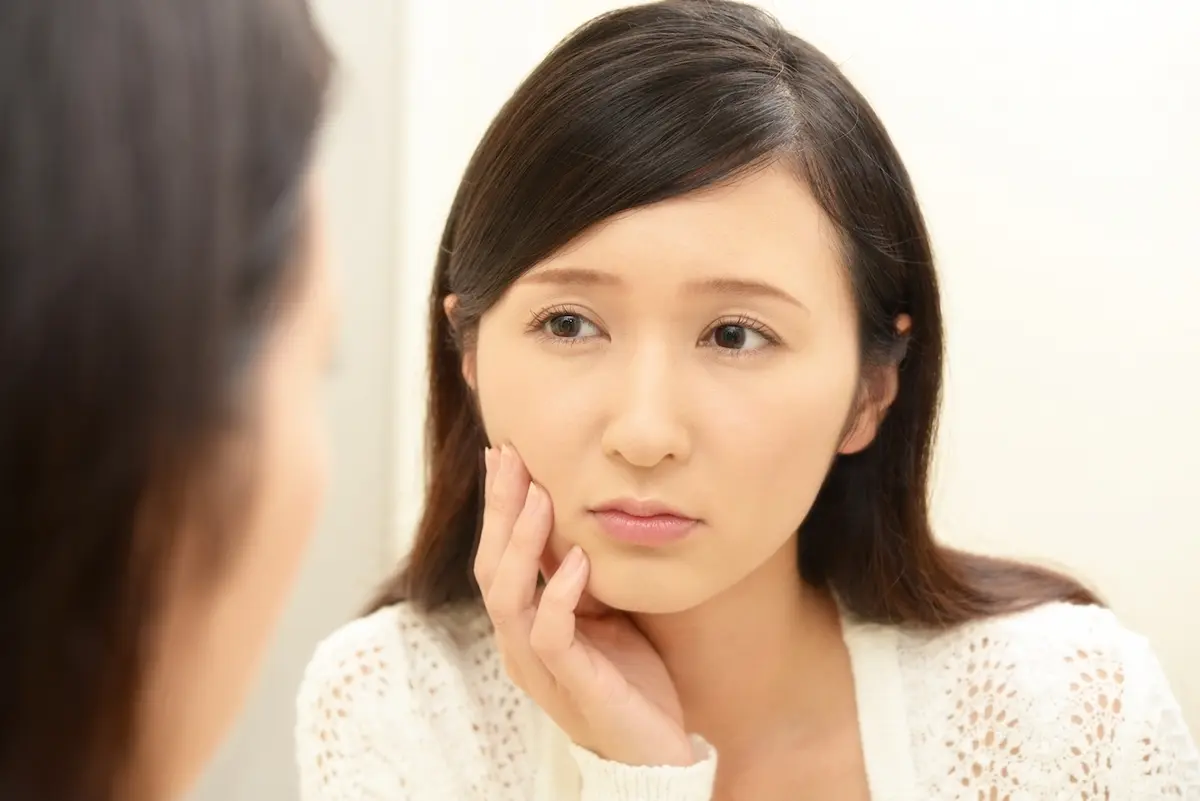 シミのトラブルに悩む50代女性