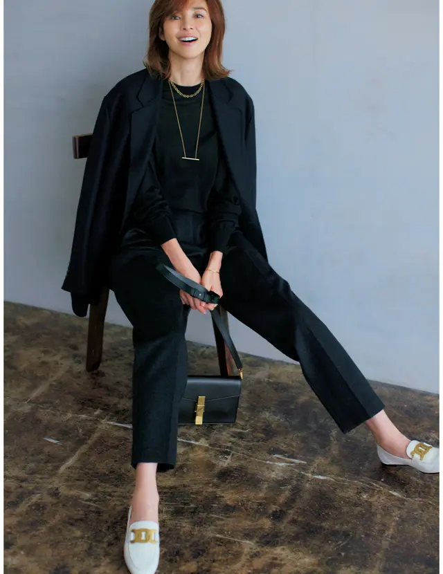 全身黒のマニッシュなスタイルにトッズの白いローファーをコーデしたSHIHO