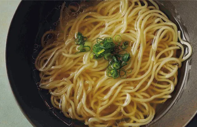 ラーメン。スープは鶏、アサリ、ふぐ、上海蟹コンソメ、金華ハムコンソメを用意。￥1,200〜