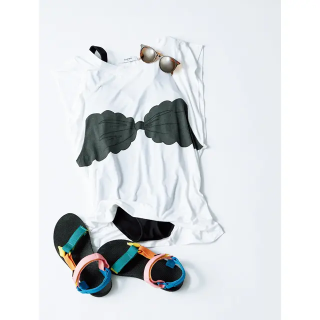 キュートな水着スタイルでのんびりプールをエンジョイ