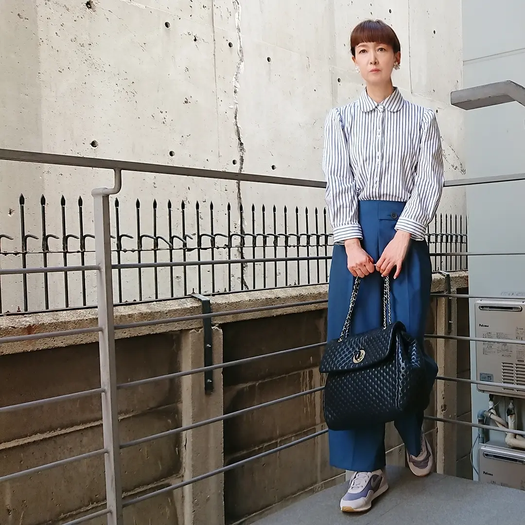 ストライプブラウス    ブルーパンツ   チェーンバッグ