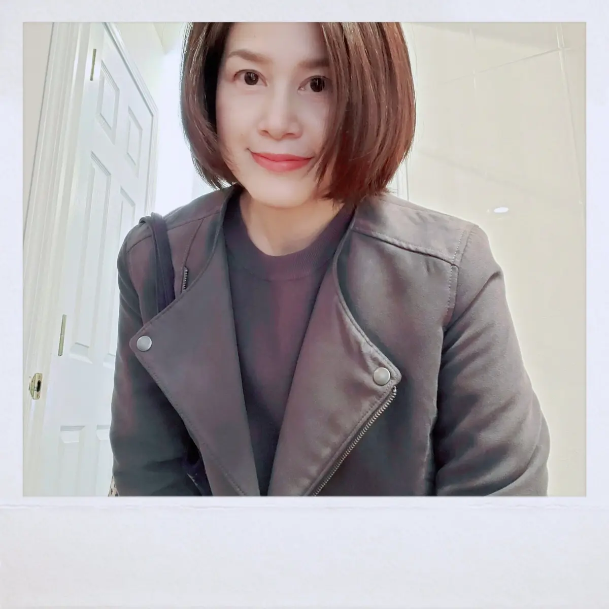 グレーコーデにリップをオン！