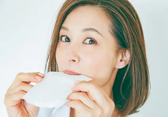 余ったリップをティッシュで軽くオフ