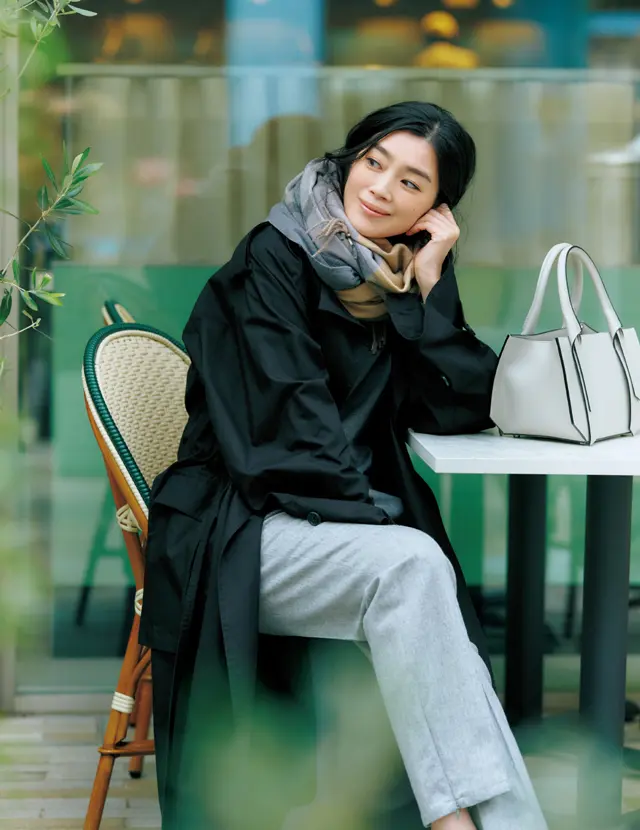 軽い素材のトレンチで春を感じさせるゆうき