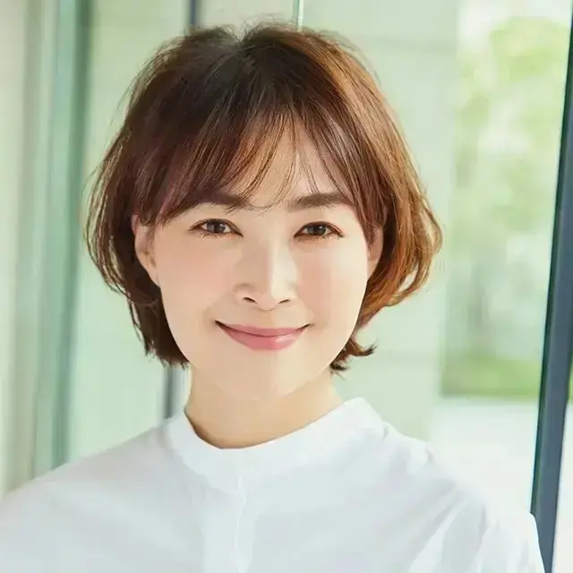 前髪が上品さと大人の可愛らしさを演出「50代に似合うショートボブ」5選