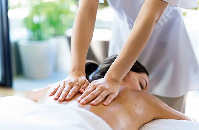 スパハレクラニでは、沖縄とハワイ2つの楽園で培われてきた癒しのメソッドを融合させたトリートメント