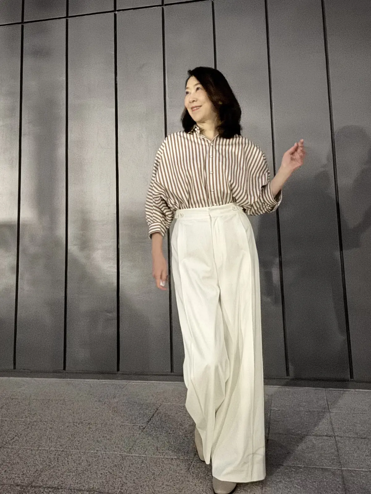 優美なセミワイドホワイトパンツで軽やかにの画像_3